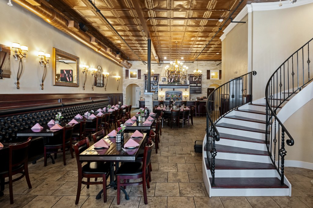 A landscape photo of the downstair dining hall of 17 South. The stairs are to the right and the leather banquets are to the left | 17 south events page